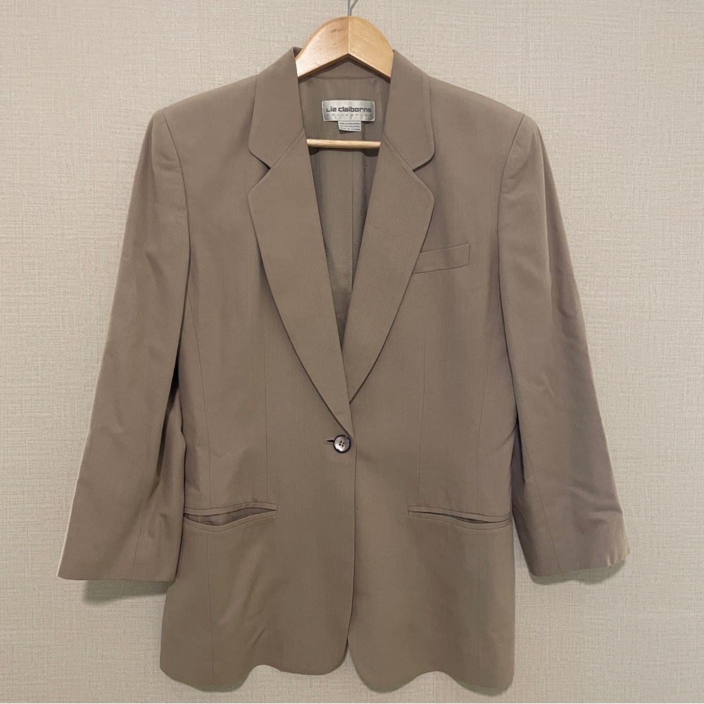 Liz Claiborne oversized tan blazer. Size 8